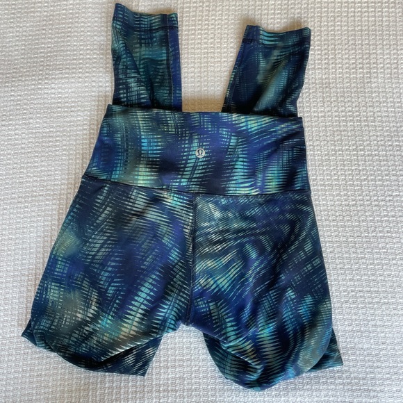 Lululemon Wunder Train Tight - Blue Pattern - Size 4 (25” Inseam) - Picture 6 of 8